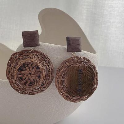 Europäische & Amerikanische Retro Rattan Strohhut Ohrringe: Handgeknüpfte Ohraccessoires im Strandurlaubs-Stil
