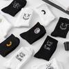 5 Paar zufällige Herren-Crew-Socken in verschiedenen Farben mit Graffiti-Mustern, Beliebt, Bequem, Feuchtigkeitsableitend und Schweißabsorbierend