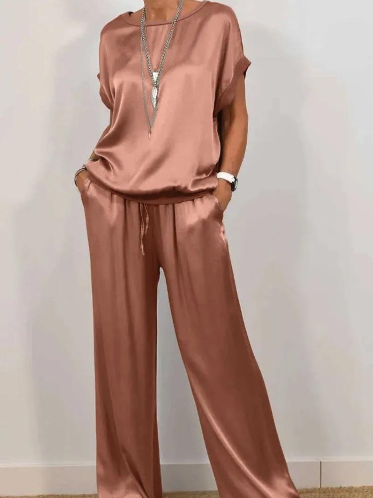 

Жіночий комплект вільного крою з топом з коротким рукавом та штанами широкого крою бежевого кольору, повсякденний зручний наряд з довгим намистом 3XL шоколадний