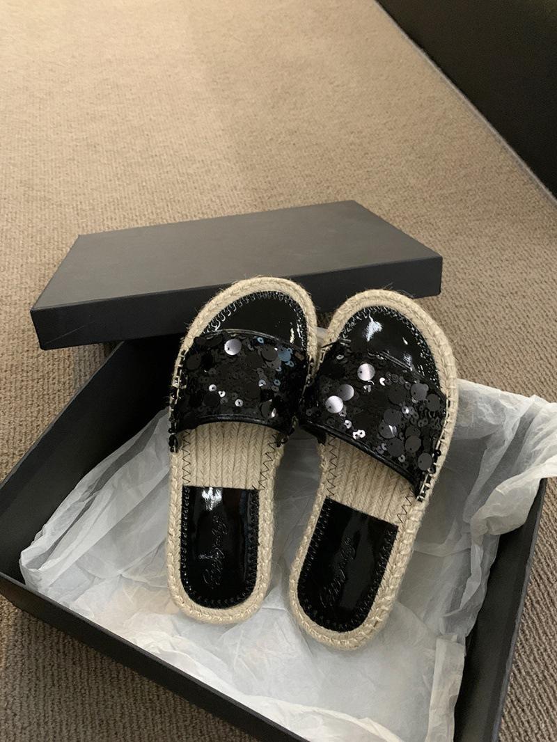 

Крутые тапочки женская летняя одежда 2024 года новая корейская версия соломенная толстая подошва интернет-знаменитости мода универсальные серебряные блестки одно слово перетаскивание 40 чёрный