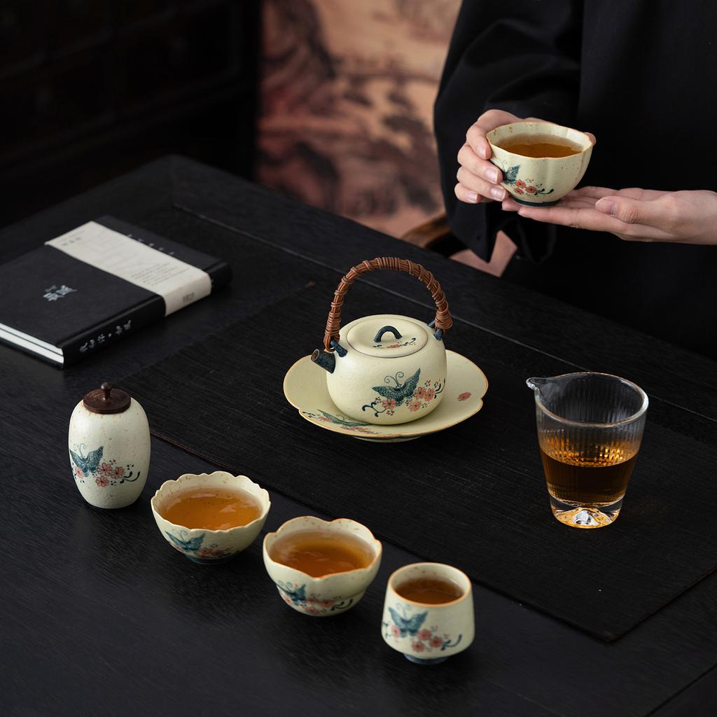 Blue and white flint kung fu tea set, household ceramic teapot cover bowl, one pot and four cups of tea making utensils, small set