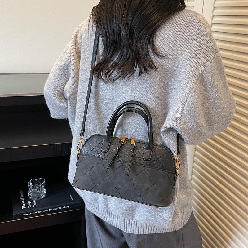 Super Fire Small Bag Women's Autumn and Winter 2025 New Retro Diamond Shoulder Messenger Bag Popular Ins Portable Shell Bag