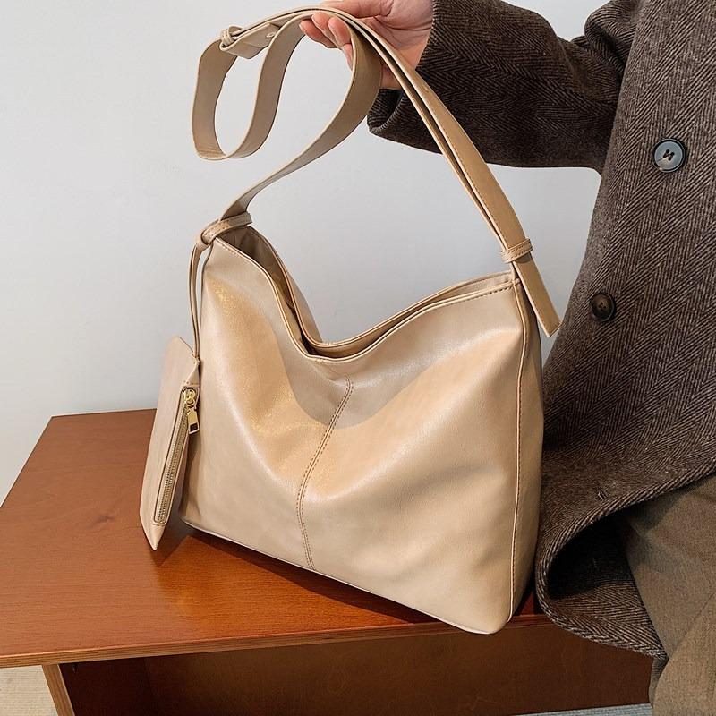 Large-capacity retro bag, new fashion and high-end soft leather tote bag, textured casual messenger bag.