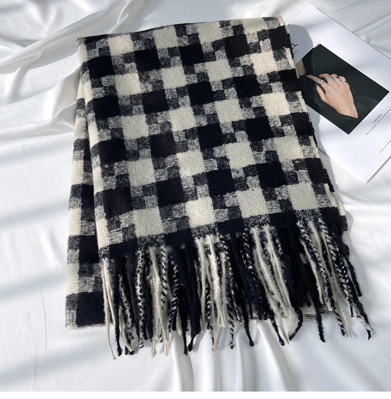 Eleganter Damen-Mehrfarbiger Tartan-Plaid-Schal mit Quastenfransen, Nicht dehnbar, Warmer dekorativer gewebter Schal für lässiges Wochenende, Winddicht, Weicher Komfort