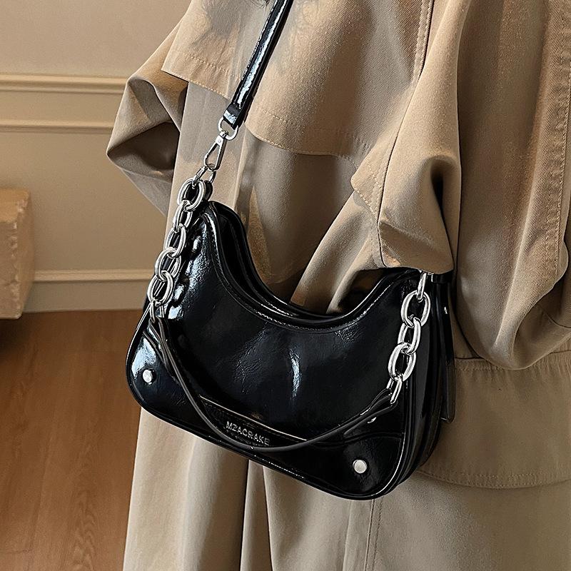 2025 new French fashionable solid color texture shoulder underarm bag women's trend simple personality commuter messenger bag