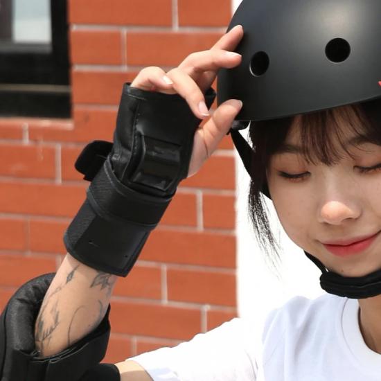 Men Women Wrist Protector Hand Guards Support Palm Pads Skating Ski Snowboard Roller Gear Protection Child Hand Protector