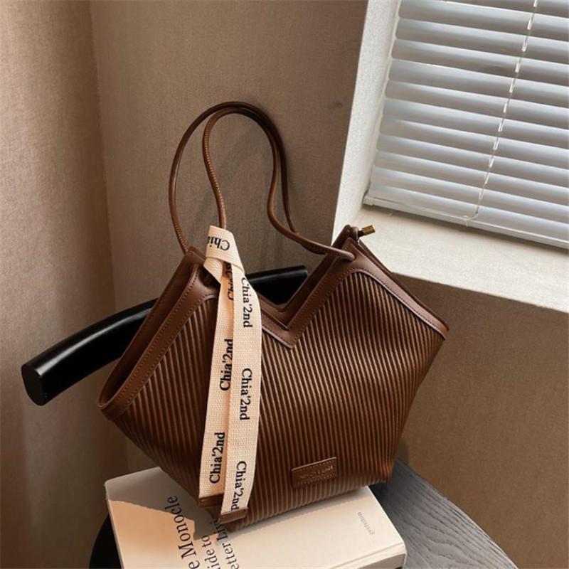 Love Design Tote Bag, Trendy Large Capacity Shoulder Bag, Faux Leather Simple Bag for Women Work Purses and Handbags