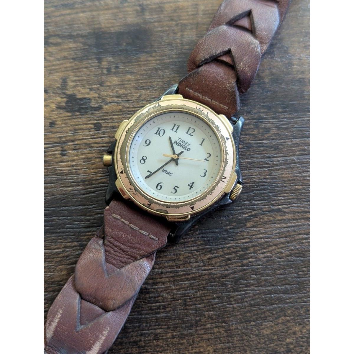 Часы TIMEX SAFARI с подсветкой INDIGLO и кожаным ремешком