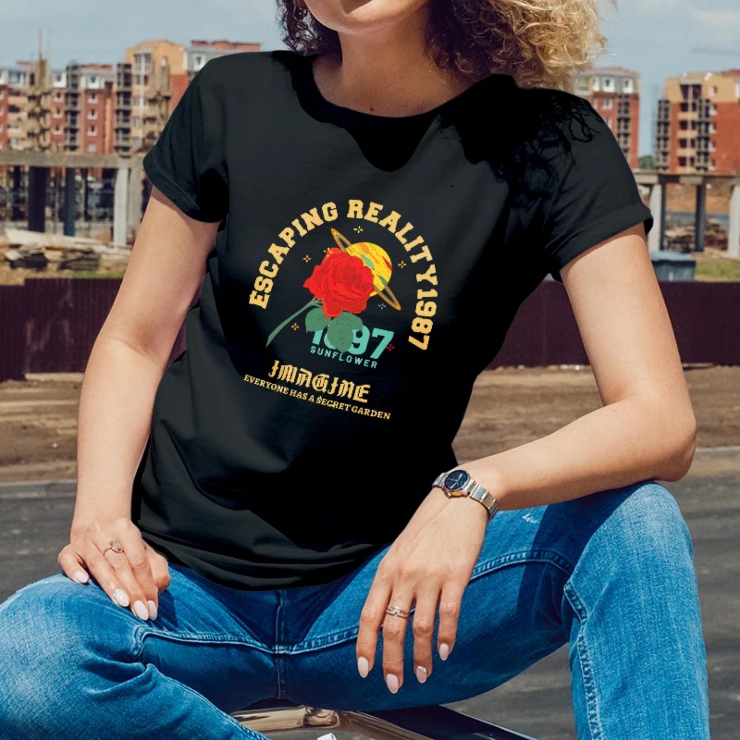 

SummerWomensShortSleeve CottonTShirt RoseSpace themedPrintforOutdoorSummer RetreatsYoungWomenwith a Retro Futuristic Style S чёрный