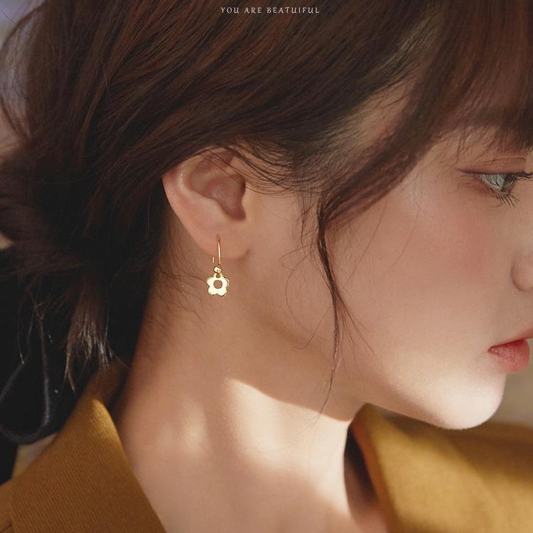 Trendy 2023 Sterling Silver Flower Earrings: Simple Stud & Dangle Styles for a Chic Internet Celebrity Look.