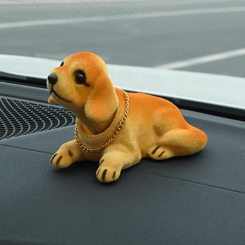 საყვარელი მანქანის თოჯინა თავის ქნევას ძაღლის ორნამენტებით მანქანის ინტერიერის დეკორაციები