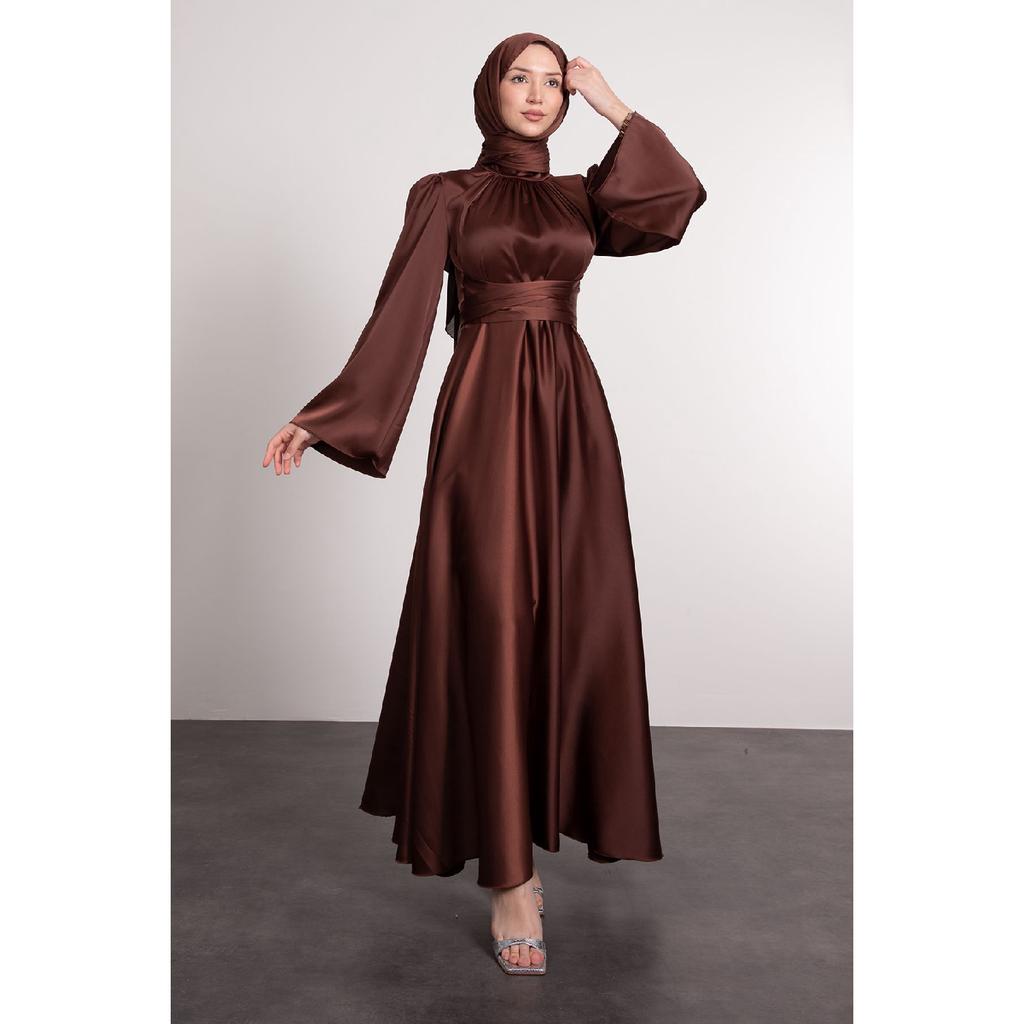 Spanisches Hijab-Abendkleid aus Satin mit Wickelärmeln an der Taille