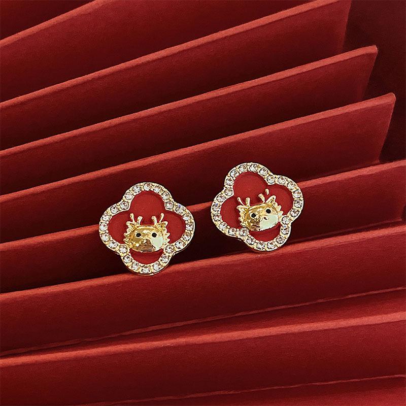 2025 Retro-Inspired Imitation Pearl Earrings: Niche Light Luxury Ear Studs & Pendants