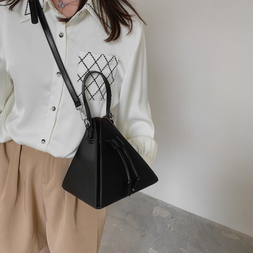 Sac à main géométrique pyramide haut de gamme de niche, Sac fourre-tout triangle élégant et polyvalent bandoulière/épaule, Cadeau multifonctionnel pour les amis