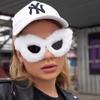 Occhiali da sole invernali netti in peluche rossi dello stesso stile Occhiali da sole Cat Eye alla moda da donna Occhiali da sole Tiktok transfrontalieri da donna in Europa e America