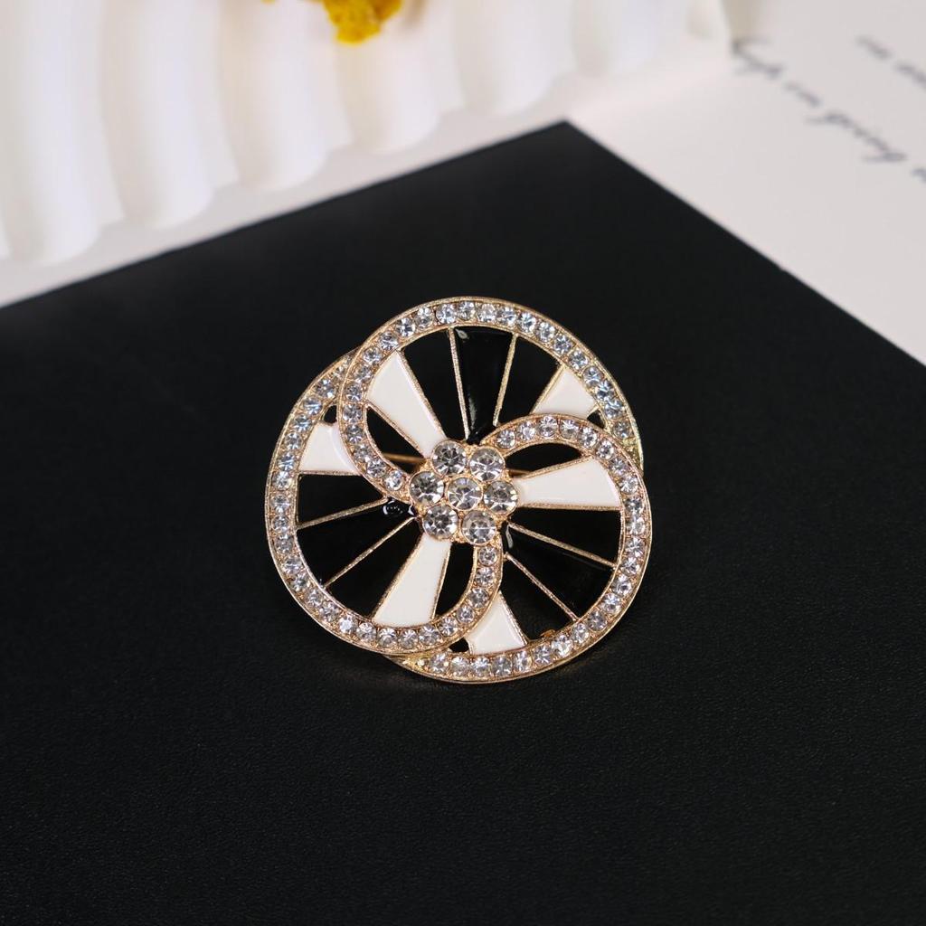 Elegant Women's Brooch: Versatile Bow & Insect Flower Design with Anti-Exposure Feature