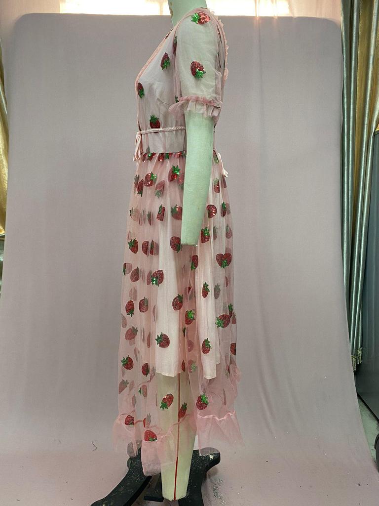 2025 Francouzské šaty s dlouhou plisovanou sukní z flitrů a síťoviny s jahodovým potiskem