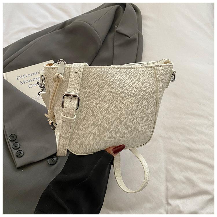 

2025 spring Korean version of high-quality texture new shoulder bucket bag women s chain versatile messenger handbag белый