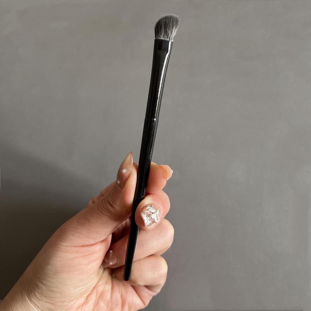 Kleines rundes Lidschatten-, Nasenkontur- und Highlight-Pinselset mit abgeschrägtem Konturpinsel