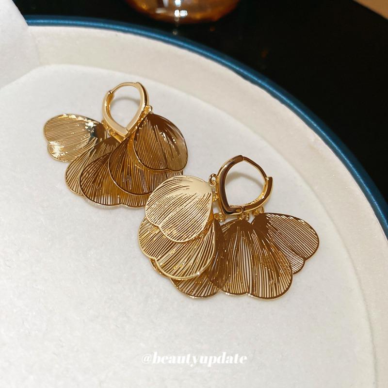 European and American hollow petal heart pendant, ear buckle, fashionable versatile earrings, earrings, light luxury high-end earrings, women
