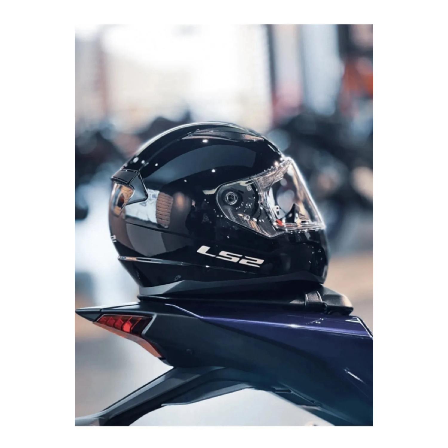 

Быстрый черный шлем