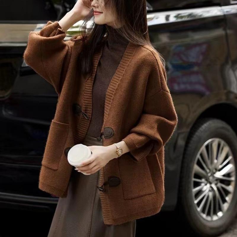 

Осень и зима новая мода свободный ленивый вязаный кардиган женский роговая пуговица однотонный V-образный вырез свитер куртка one size fits all темно-коричневого