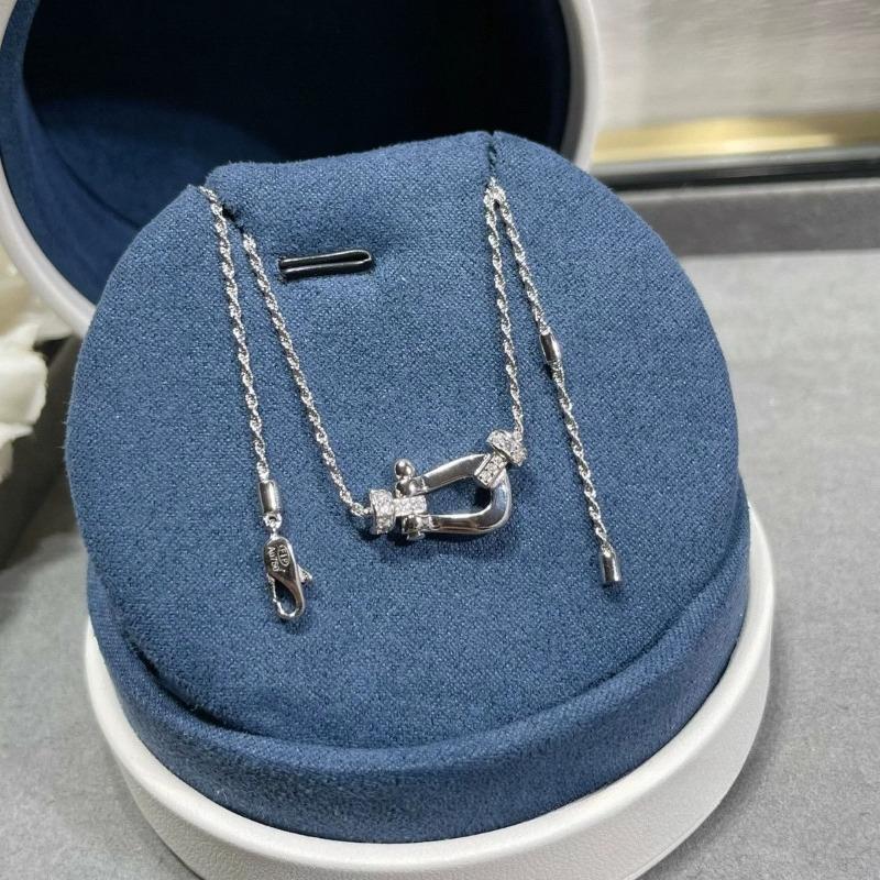 Collana Fibbia a Ferro di Cavallo Edizione Premium Catena Intrecciata Semi-Diamantata Fibbia a U Spessa Catena Clavicolare Completamente Diamantata Placcata Oro 18k Regalo Moda