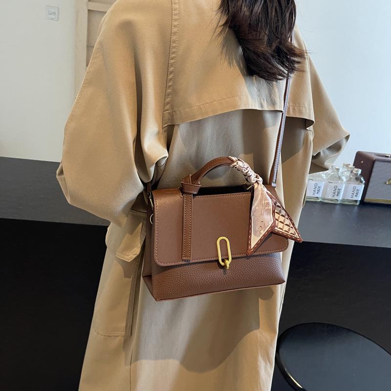 

2025 new color matching PU trendy personality daily commuting simple women s bag shoulder bag messenger bag metal buckle women s bag 23*10*17 темно-коричневого кольору
