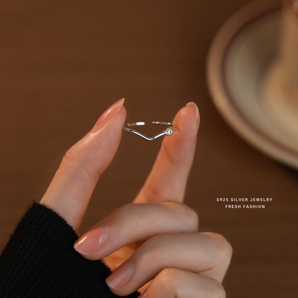

Fashion S925 Sterling Silver Light Luxury V-shaped Shiny Zircon Ring Women Wedding Engagement Fine Jewelry Gift серебряный