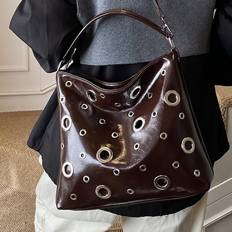 Stilvolle Nische Schultertasche Damen Herbst und Winter neu einfache Tasche Niet Textur Handtasche Damen