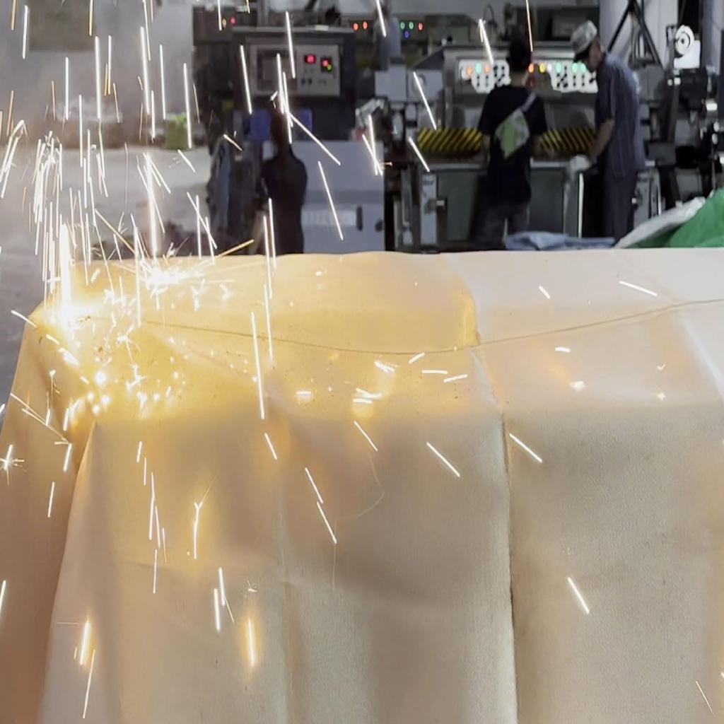 Silicone Glass Welding made of 600 silica heat resistant to durable brass grommets along 81cm x Weldas® LAVAshield® Blanket, 50-1833, g/m2 fabric,