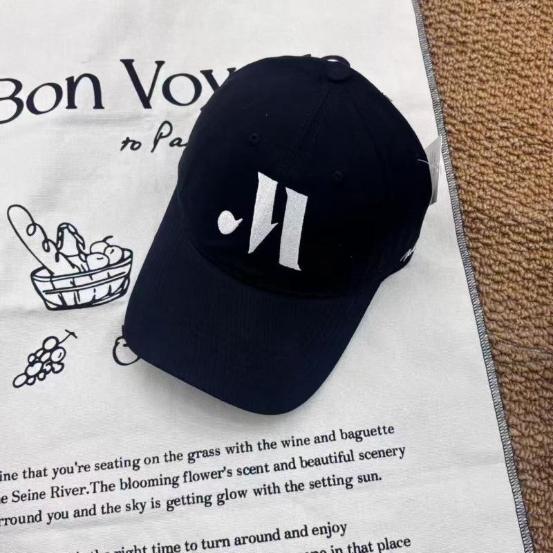 Spring And Summer Baseball Caps For Men And Women Are Casual And Versatile, Showing Their Faces. Small Retro And Versatile Simple Peaked Caps