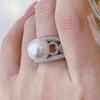 Huitan Anillo de Perla Sintética de Lujo para Mujer Incrustado con Circonita Cúbica Brillante Encantadores Accesorios de Boda Compromiso Joyería