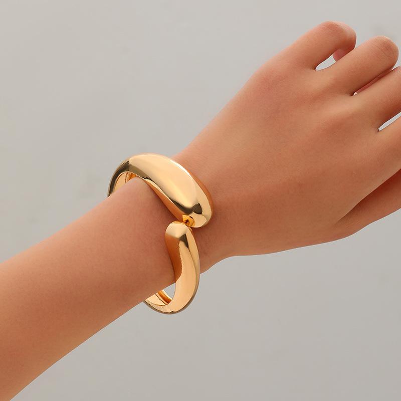 Simple and Personality Exaggerated Wide Edge Hollow Spring Alloy Bracelet Business Temperament Bracelet