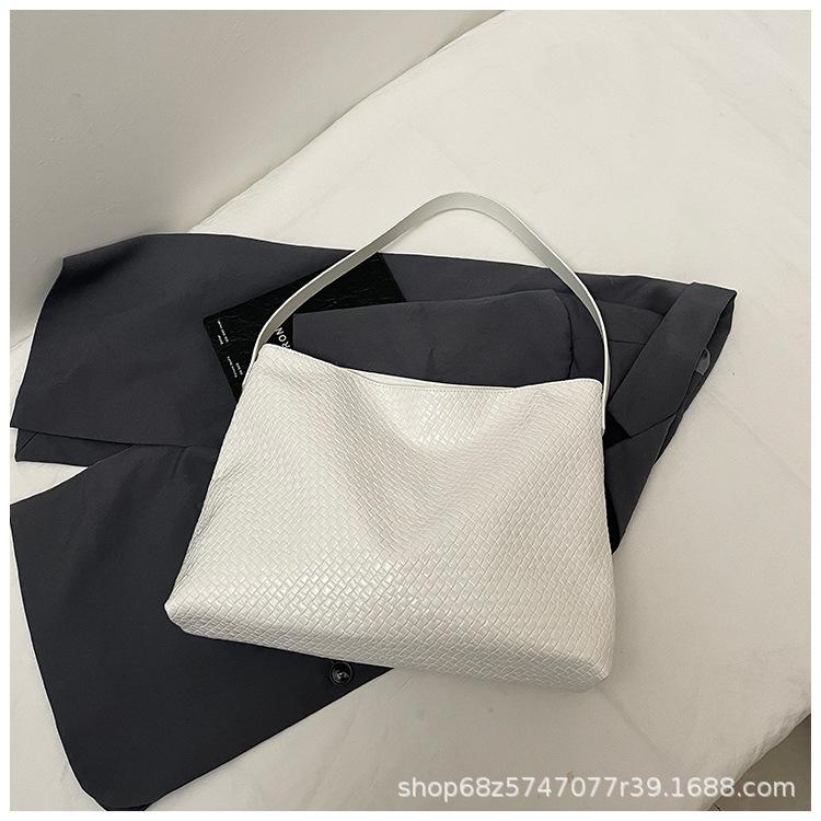 

Versatile bag women s 2025 new trend foreign leisure shoulder bag commuting large-capacity tote bag белый