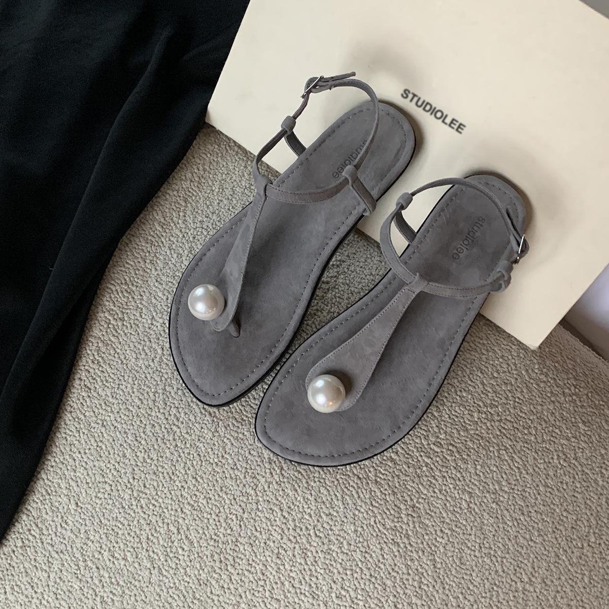 

Versatile and extravagant pearl minimalist leather pinch T-band flat sandals 35 сірий колір