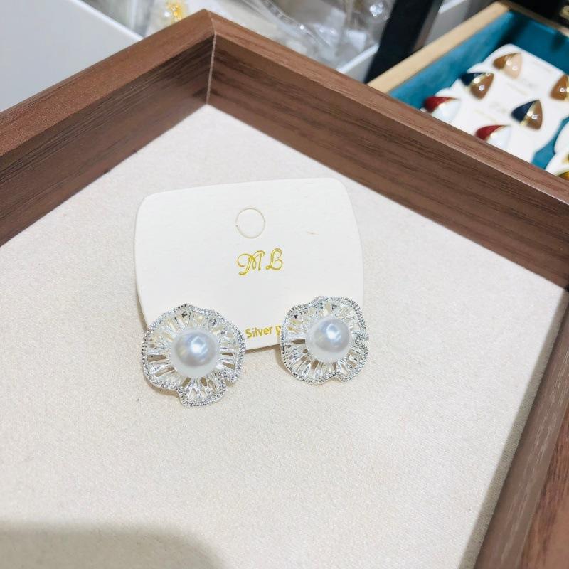 

Exquisite Roll Leaf Edge Flower Pearl Stud Earrings for Women Sweet Silver Color Hollow Temperament Earrings Wedding Jewelry білий