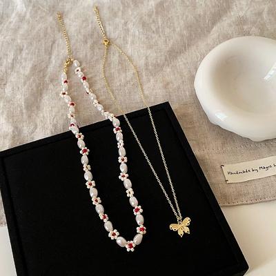 Collana con farfalla di perle di cartamo impilate, design di nicchia femminile, senso di personalità retrò, moda, catena versatile per il collo, catena per la clavicola