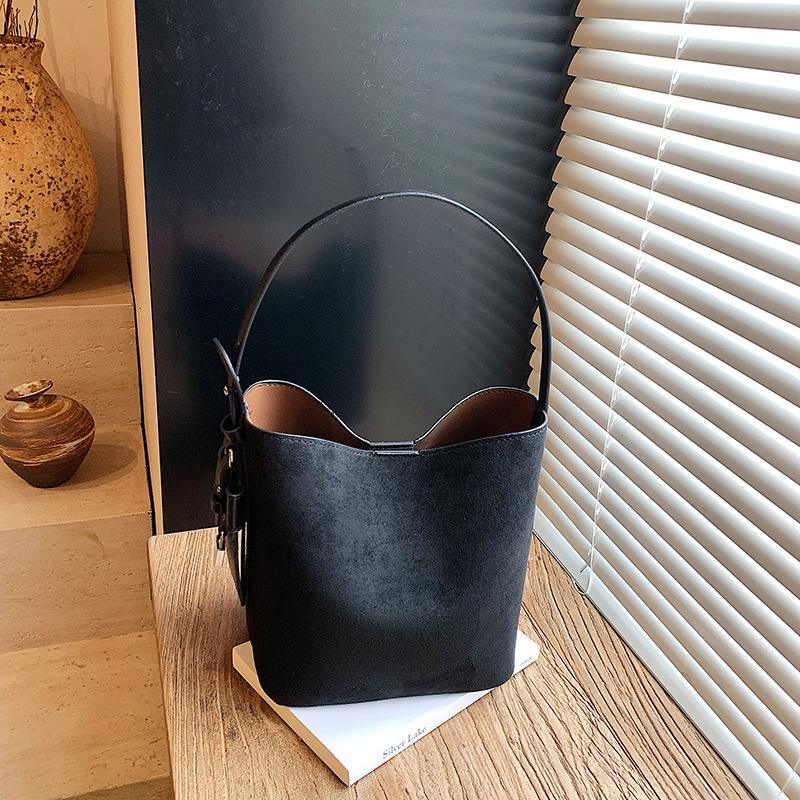Hot-selling fashionable large-capacity retro women's bags, new shoulder bags, simple crossbody bucket bags, underarm bags.