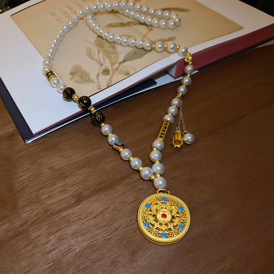 

Glass Pearl Flower Round Pendant Necklace Accessories High-end Fashion Light Luxury Clavicle Chain New Items