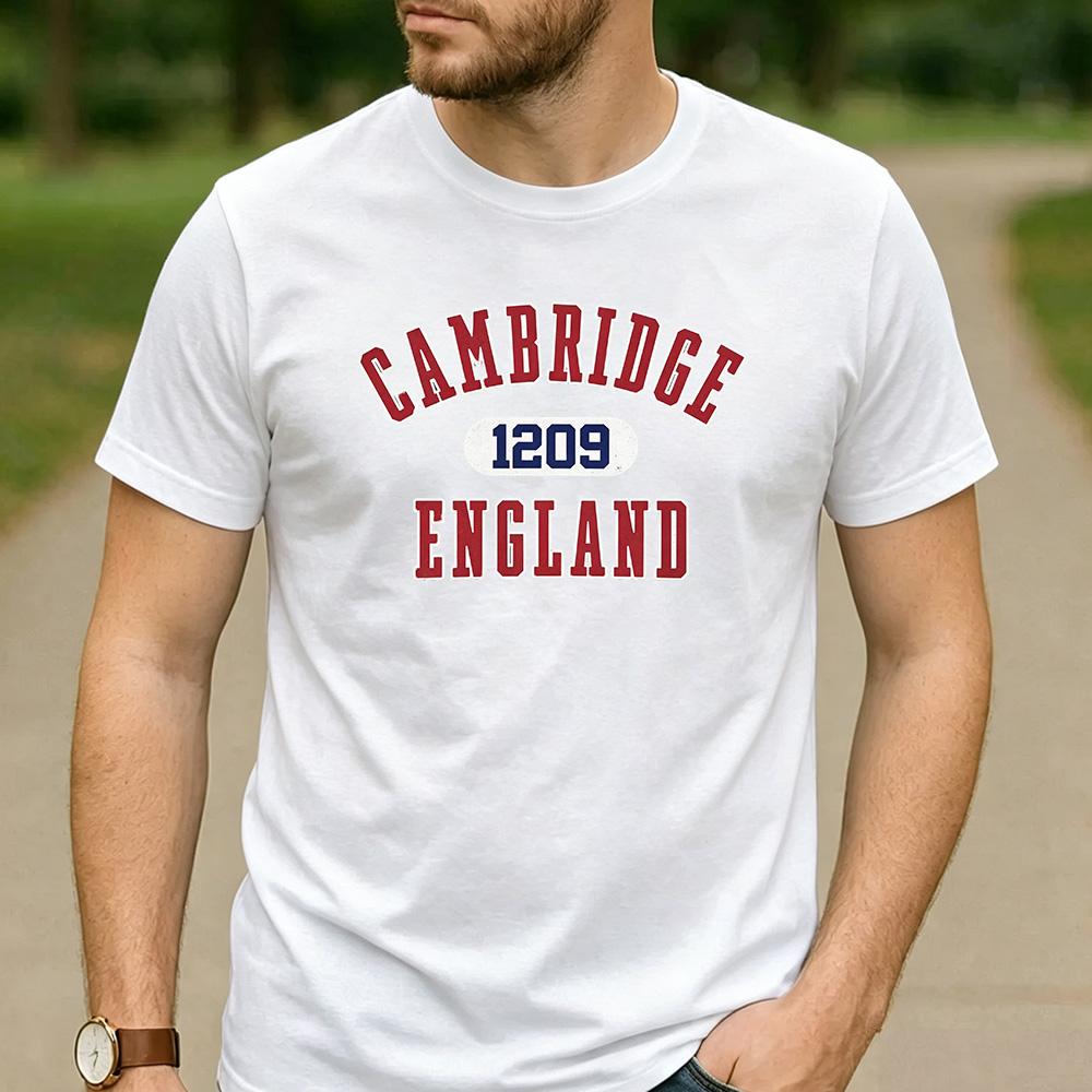 Cambridge Inghilterra Fondata 1209 Grafica Lettera Varsity T-shirt Unisex Girocollo Manica Corta Viaggio Fan Regalo Vacanze Maglietta