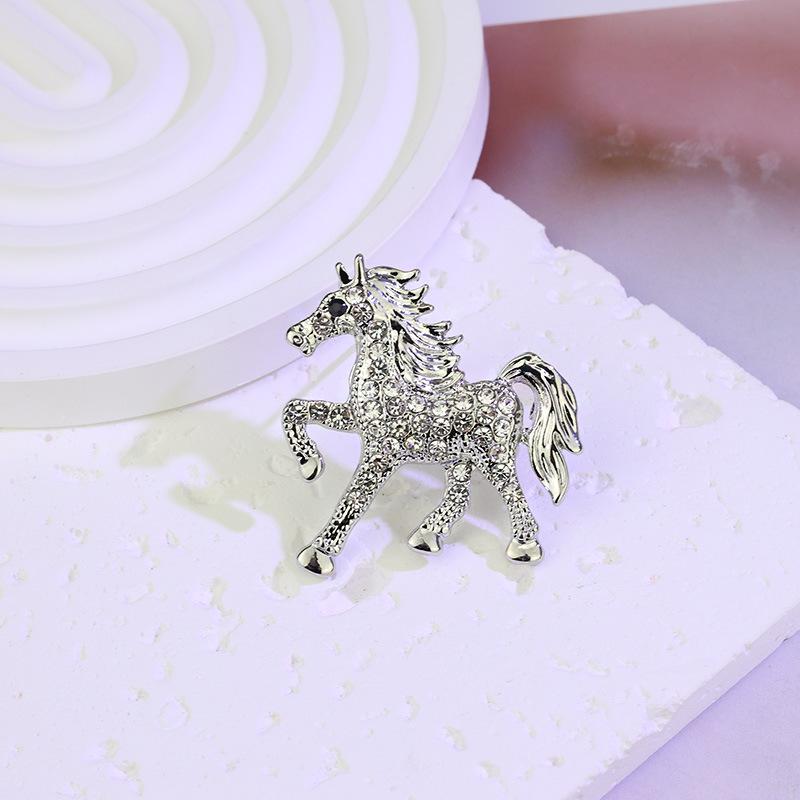 European Retro Diamond-Encrusted Galloping Horse Brooch - Unique and Stylish Animal Pin Corsage Accessory