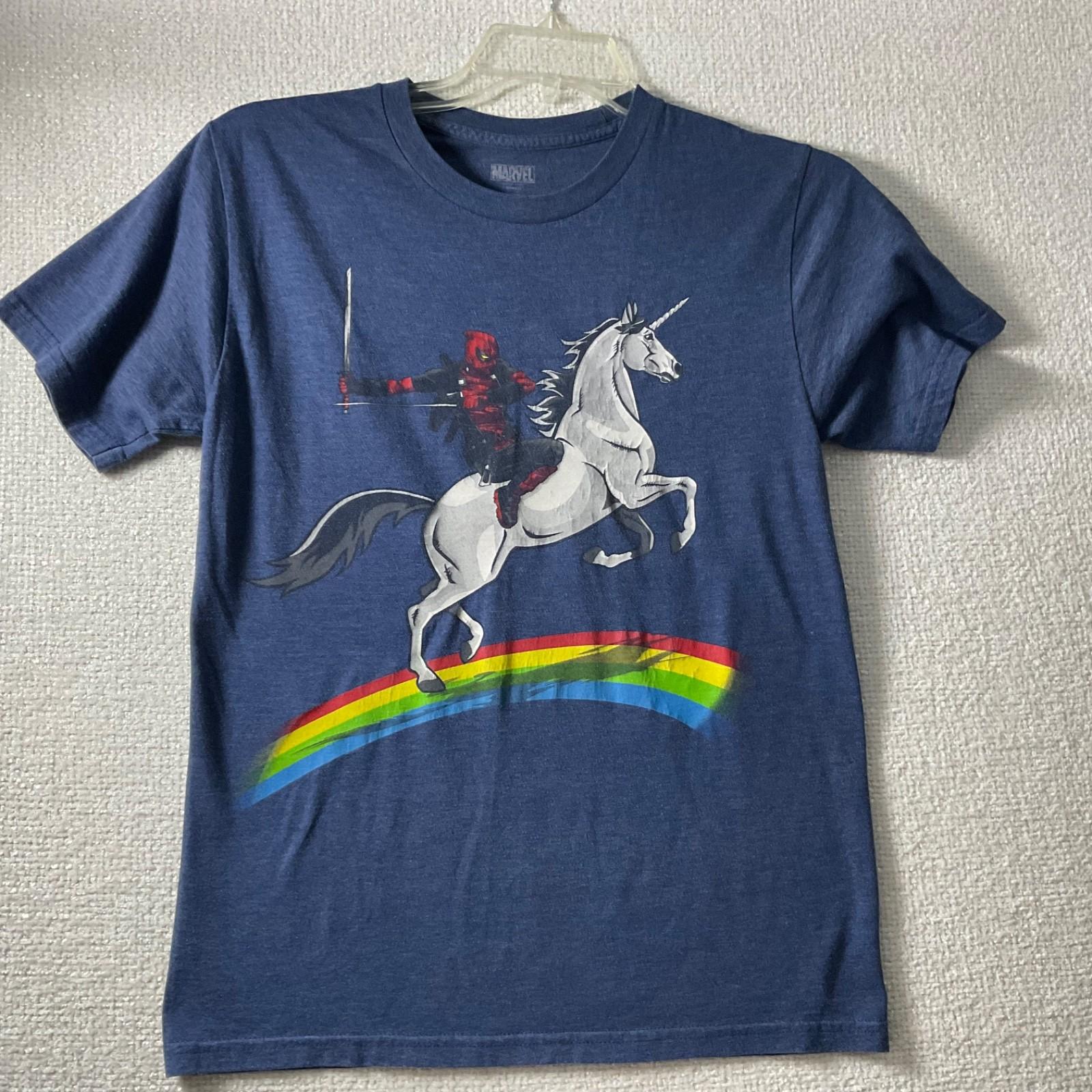 Marvel Deadpool Riding Unicorn Rainbow Graphic T-Shirt Blue Unisex Small S S разноцветный