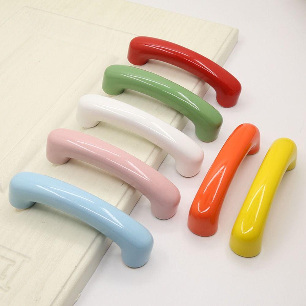 Pohodlný pocit Dvířková rukojeť Vysoká kvalita vzhledu Oblouková rukojeť Vylepšení skříně