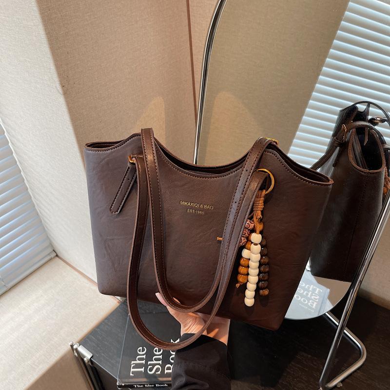 Retro bag women's large-capacity new autumn and winter versatile simple shoulder bag fashionable commuter tote bag