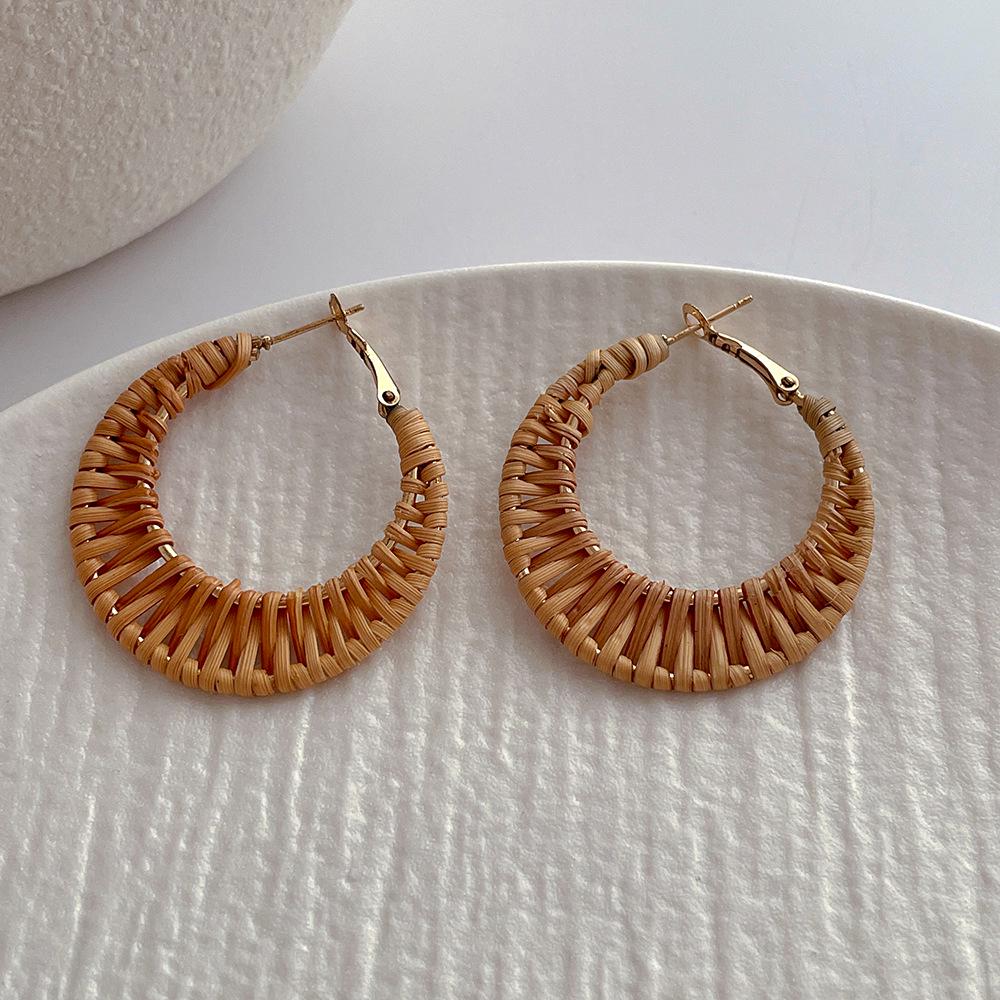 Ręcznie robione rattanowe kolczyki plażowe: Stylowe i Unikalne Słomkowe Kolczyki dla Kobiet