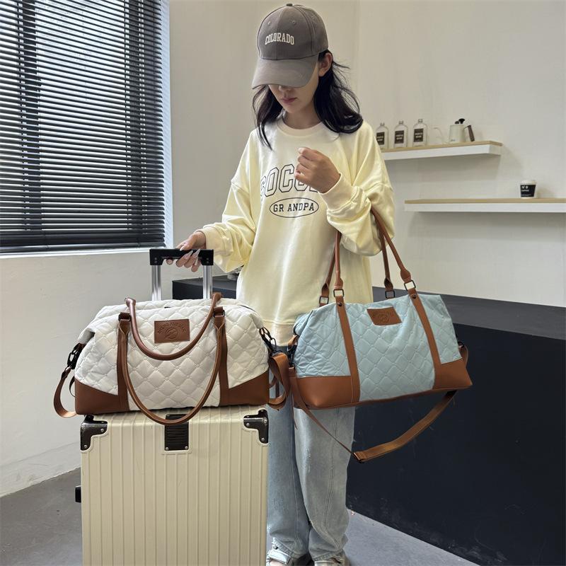 Large capacity outdoor sports fitness bag fashionable leisure versatile portable travel bag can be set with tie rod short-distance storage bag
