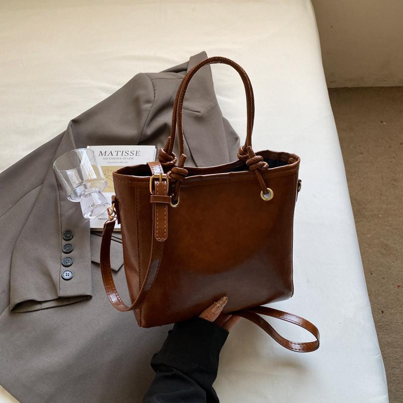 Simple and Fashionable Handbag Spring New Retro Texture Bucket Bag Practical Shoulder Messenger Bag