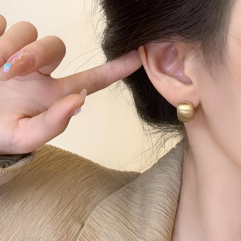 

Brushed matte curved ears + no ear piercings French temperament metal stud earrings niche fashionable light luxury earrings mosquito coil disc