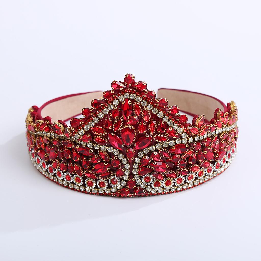 Ein Retro und übertriebenes kronenförmiges Haarband mit aufwendiger Handwerkskunst und breiten Rändern als Haarschmuck.